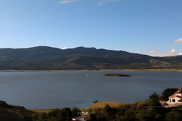 CABAÑA 3 · Cabaña vista al lago Tomine & Naturaleza Guatavit