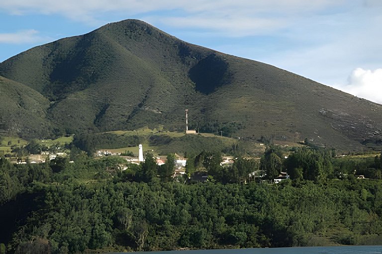 CABAÑA 3 · Cabaña vista al lago Tomine & Naturaleza Guatavit